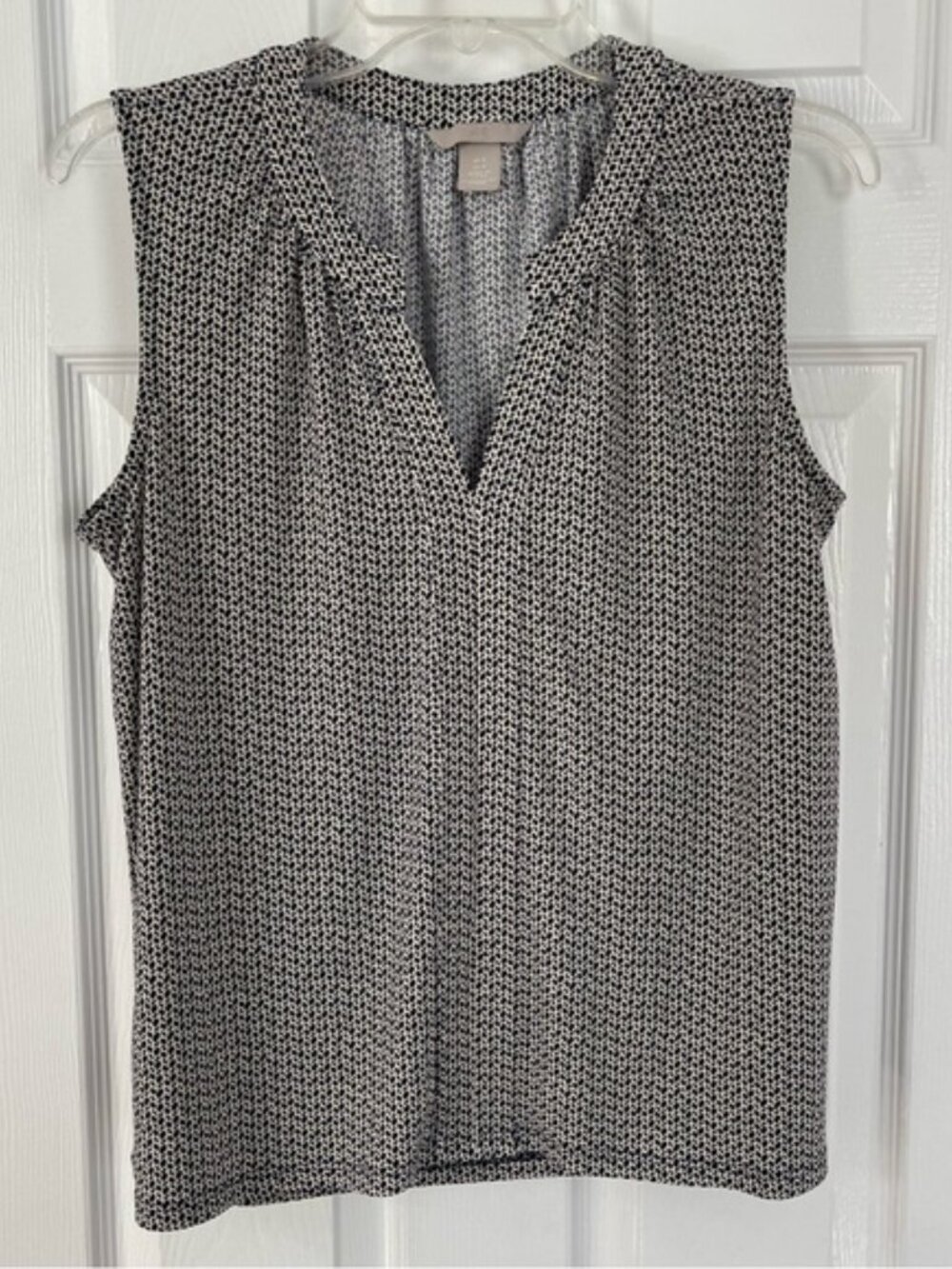 HM Sleeveless VNeck Blouse Black White Top Quiet Luxury Preppy Minimalist Mod